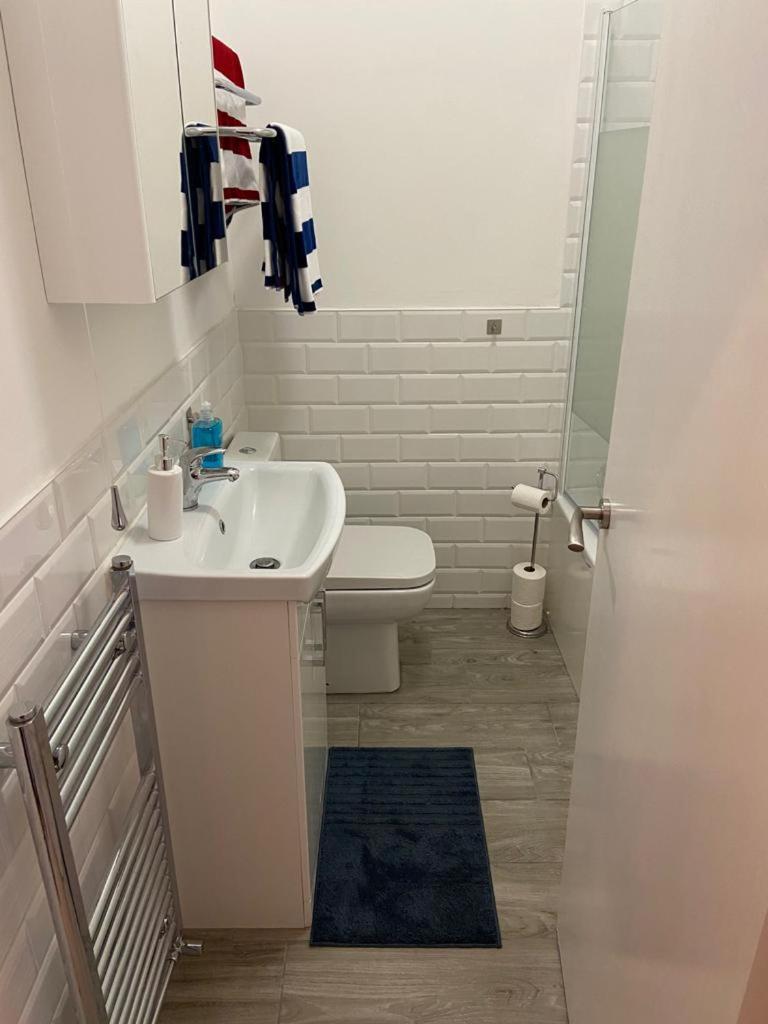 Centrally Located, Comfortable Apartment Near Station, Beach And North Laines Brighton Rum bild