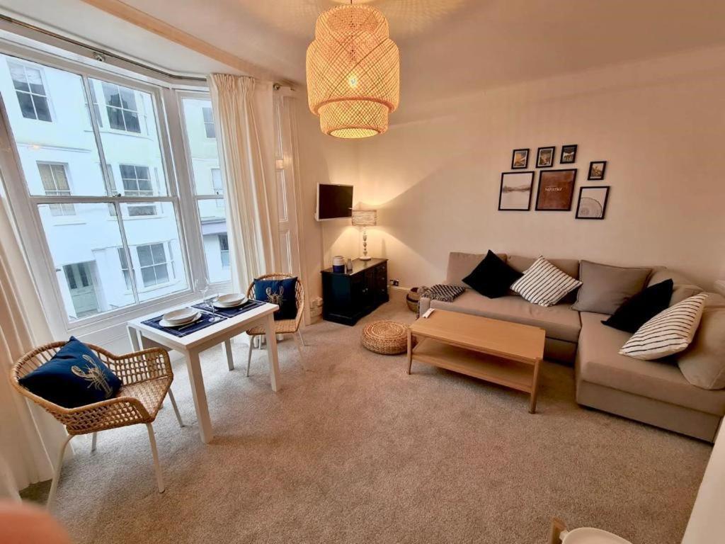 Centrally Located, Comfortable Apartment Near Station, Beach And North Laines Brighton Rum bild